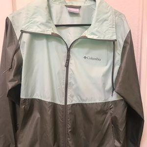 Women’s Columbia windbreaker.  Light green/gray
